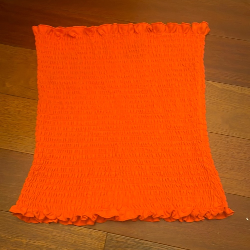 i am selling a tube top, it’s a very pretty orange! great quality,really cute on